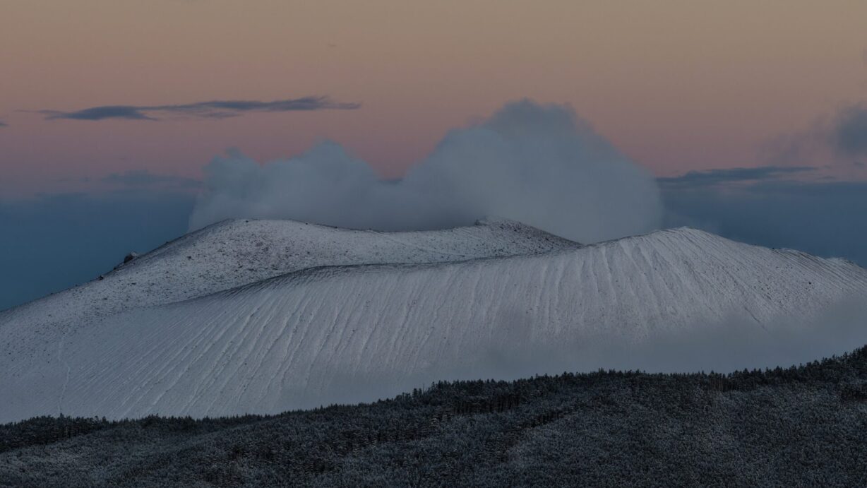ランプの宿　高峰温泉　雪景色の浅間山